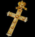 Cruz de oro con perlas.